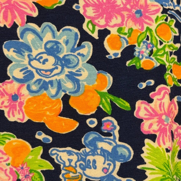 Lilly Pulitzer Finn Shirt. Lilly Lives Disney Print. Size Medium NWOT - Picture 2 of 3